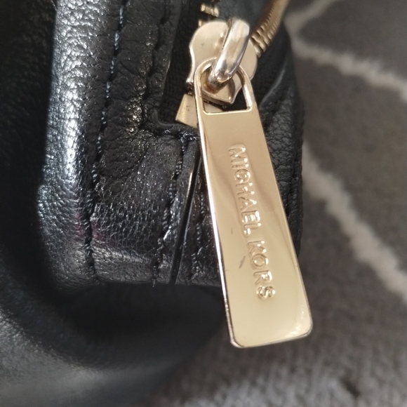 Michael Kors Black Leather Zippered Bag with Dust Bag EUC - Picture 14 of 16